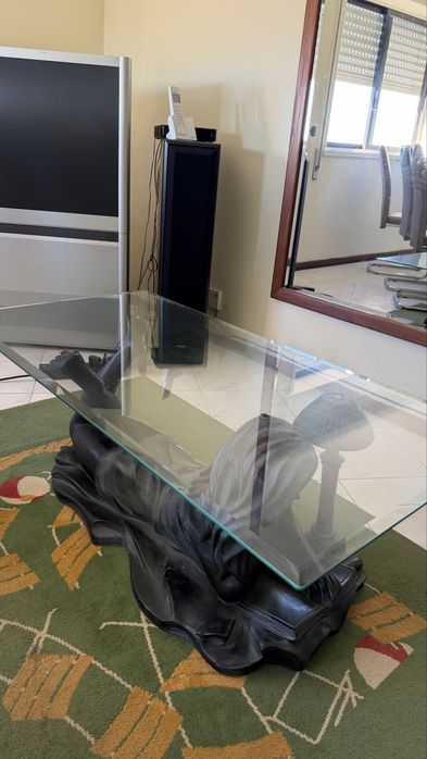 Mesa de vidro, com um pequeno buraco na boneca