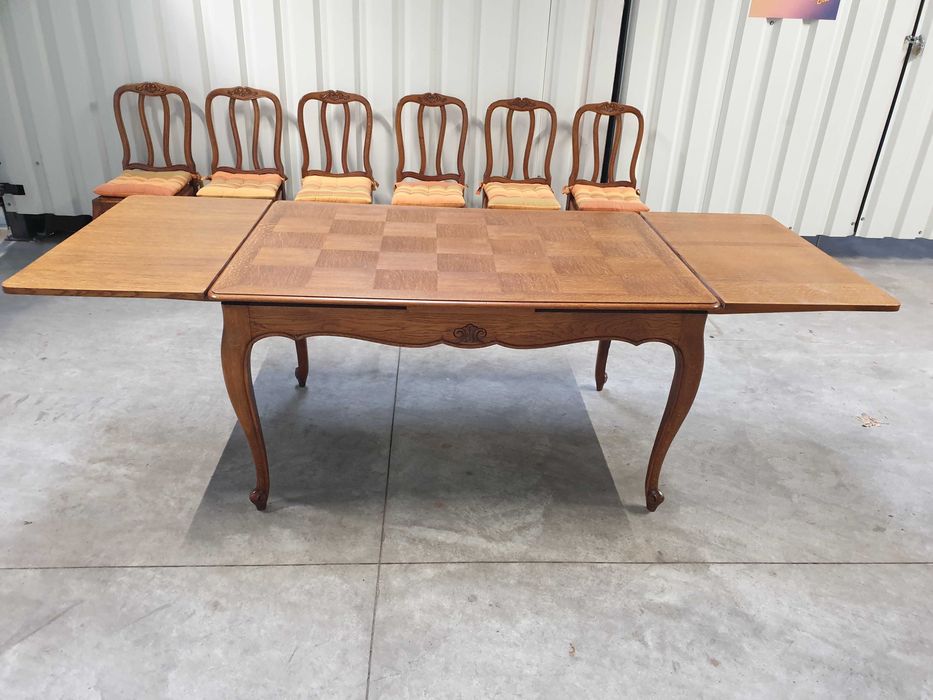 Piękna jadalnia ludwikowska komoda, witryna i stół i sześć krzeseł.