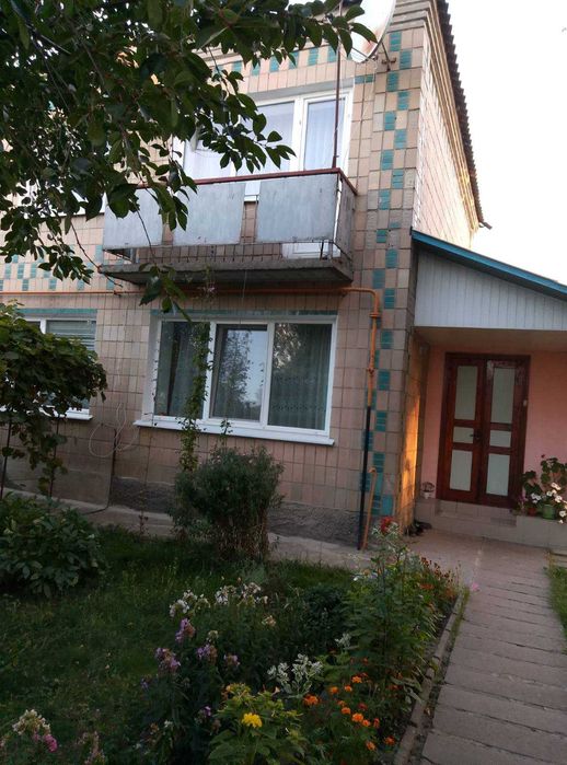 Двохповерховий будинок