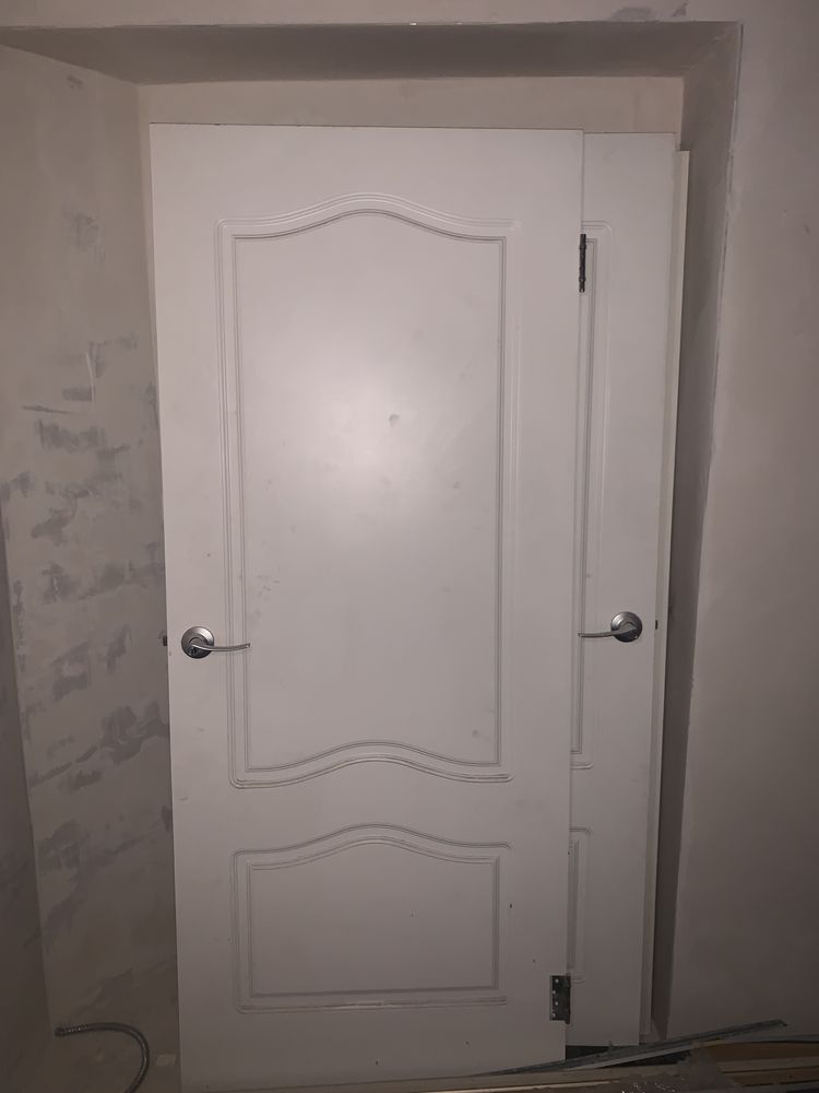 Двері білі деревʼяні