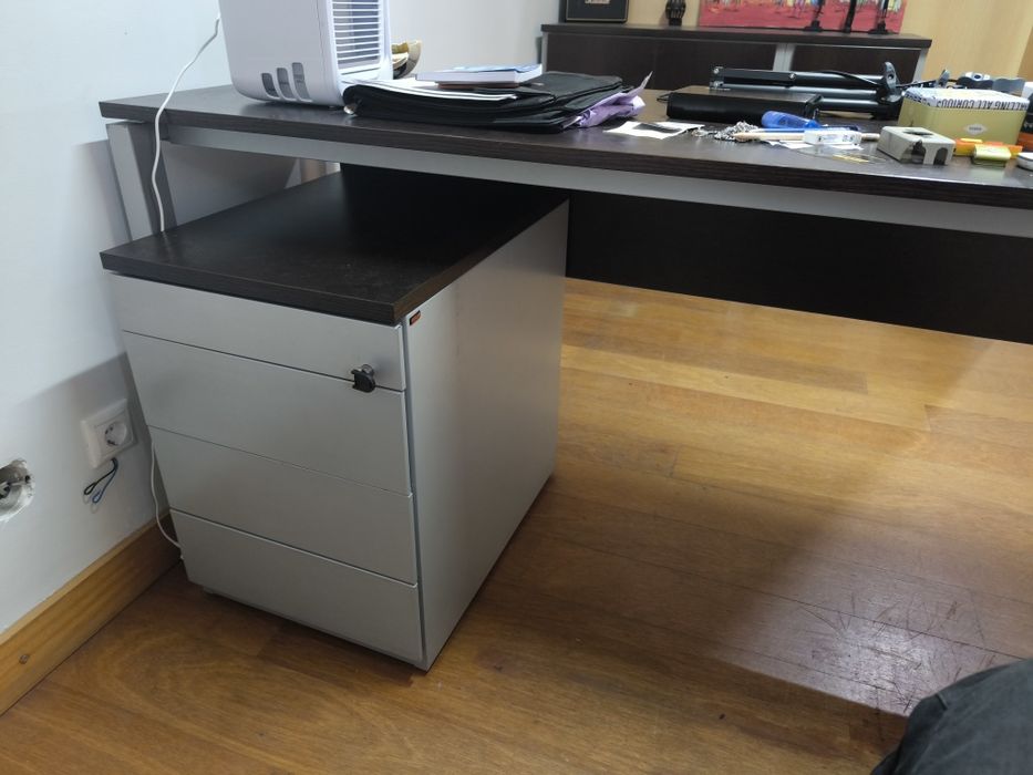 Secretárias, Armários e Cadeiras em Madeira