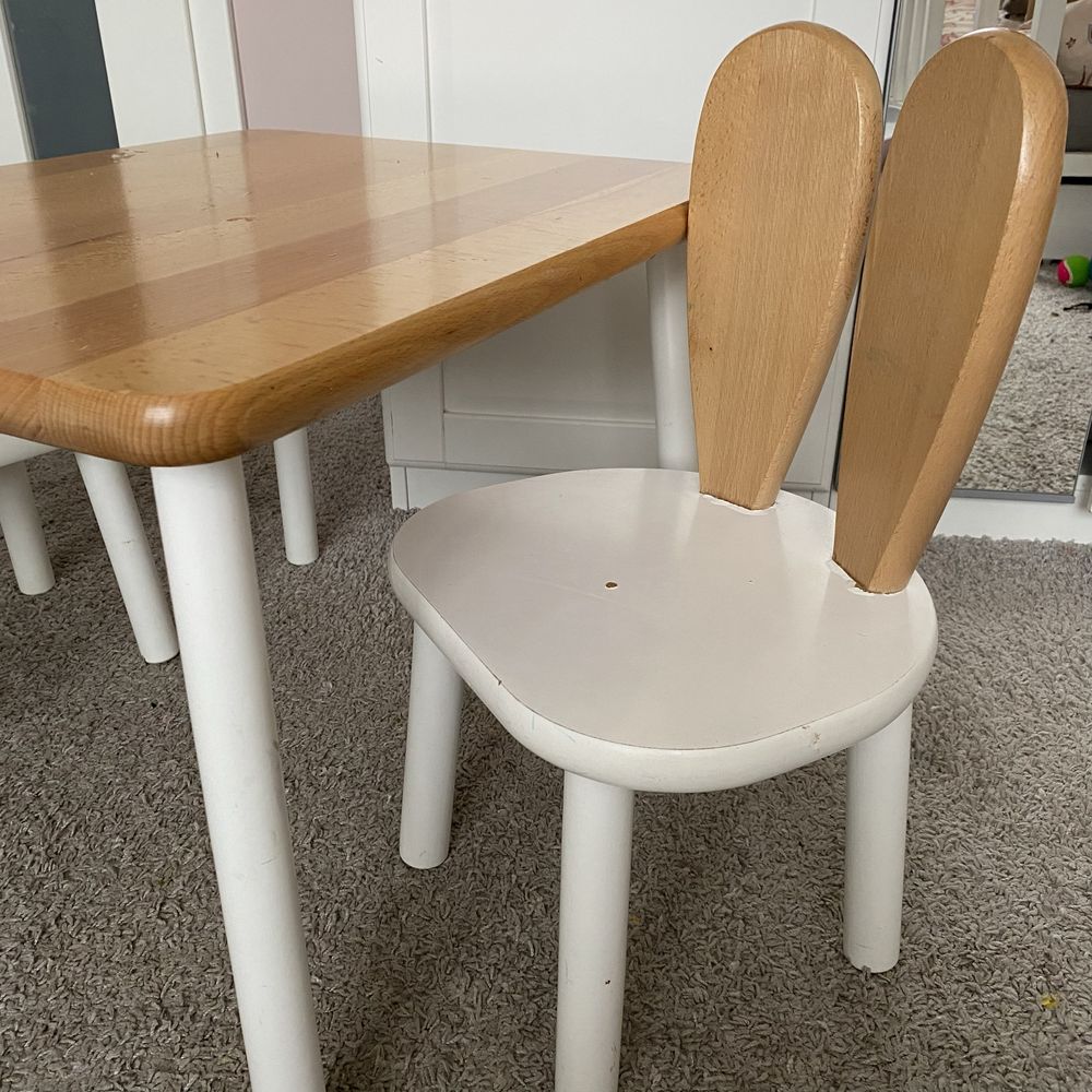 Stolik i dwa krzesła króliczki rabbit kolor biały i drewno bukowe