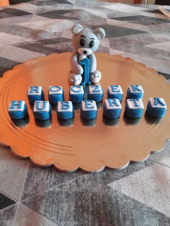 Figurka i litery z masy cukrowej na urodziny