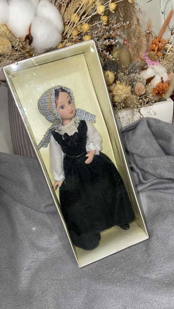 Фирменая шикарная кукла отлично на подарок высота 20 см