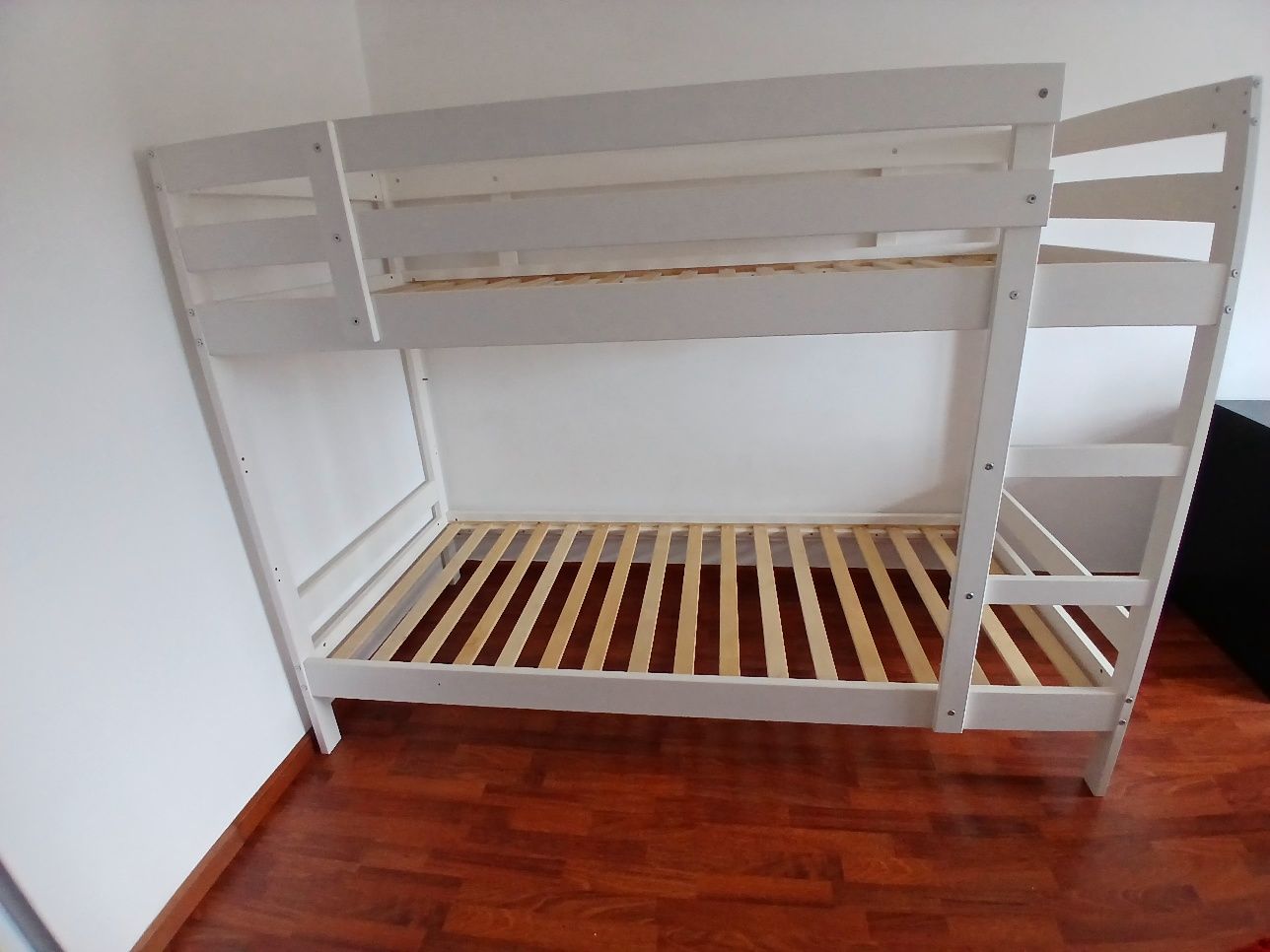 Cama dupla. 200 euros, manda messagens si querem falar do preço.
