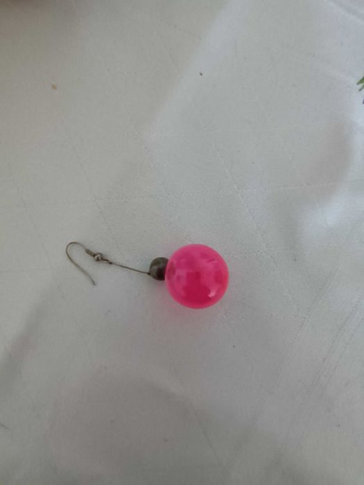 Szklany kolczyk bombka