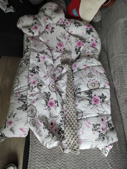 Ciuszki dziecięce okazja 7 kartonów z łóżeczkiem