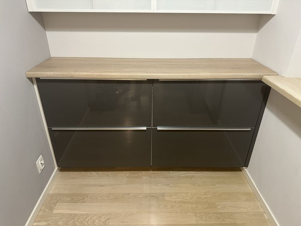 Kuchnia Ikea z lodowka w zabudowie.