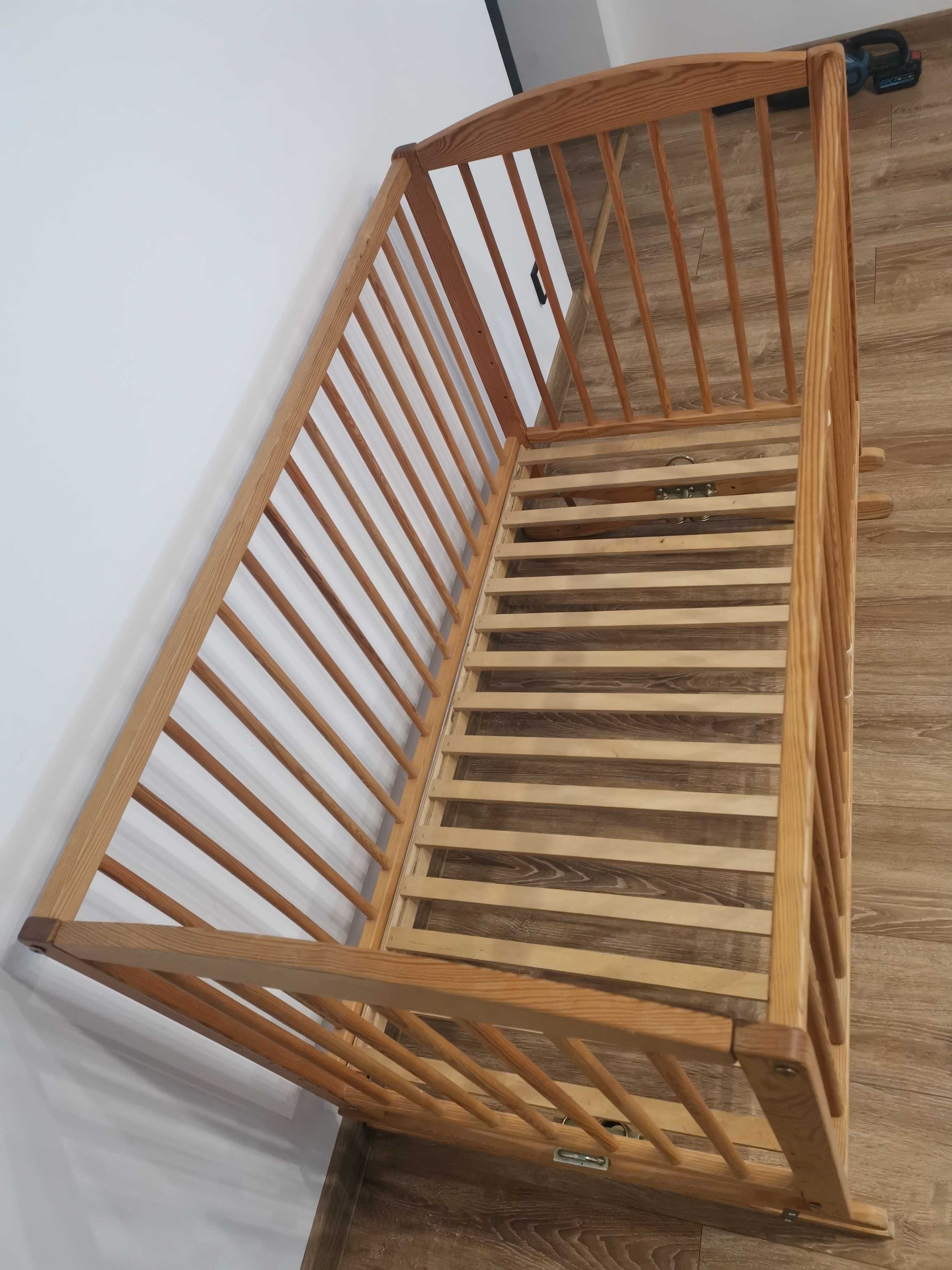 Solidne łóżeczko drewniane 120x60 z bujakiem