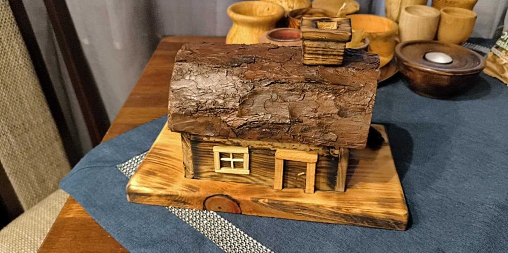 Ręcznie robiony drewniany domek na kadzidełka.