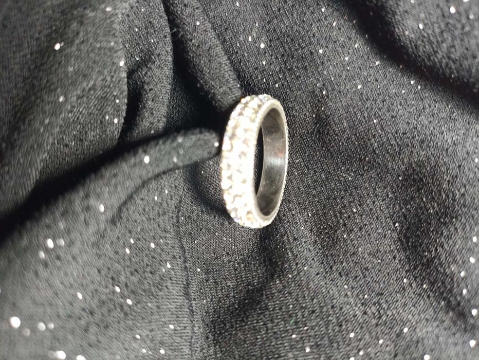 продам  кольцо  - серебро с фионитами дорожка.