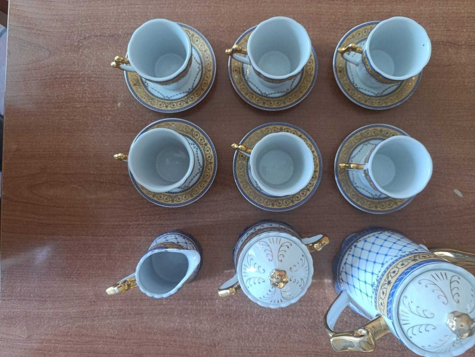 Conjunto de chá/café em porcelana com detalhes dourados
