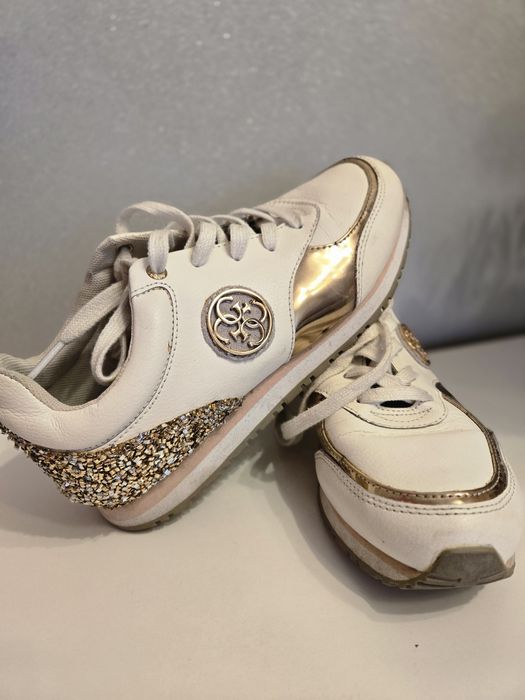 Buty skórzane sneakersy sznurowane firmy Guess