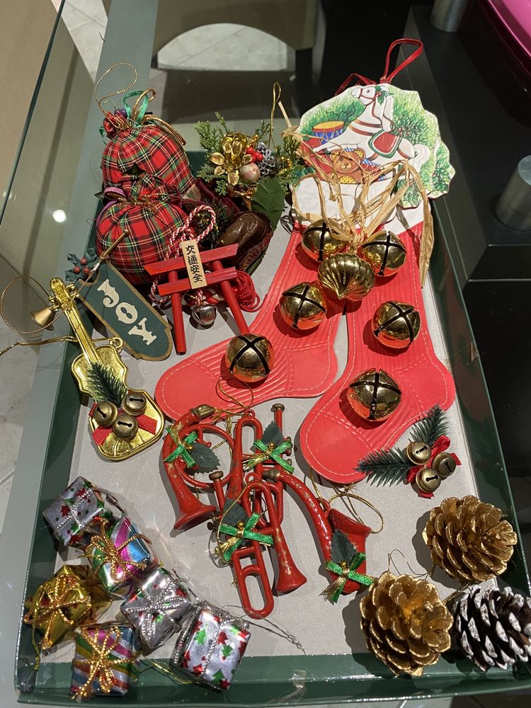 Caixas e bolas decorativas de natal