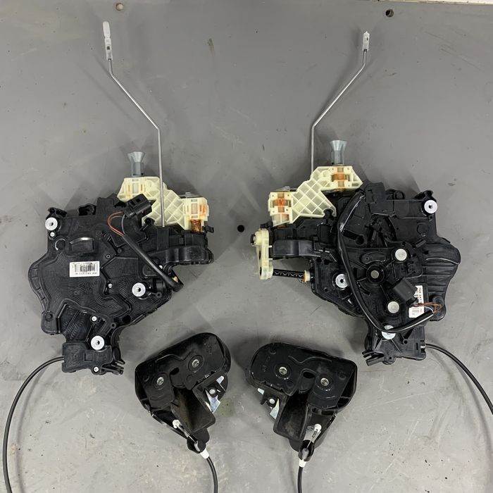 Замок бокових дверей Caddy правий, лівий замок кадди