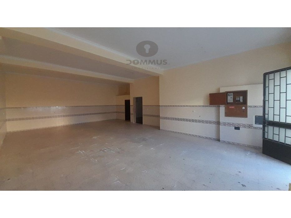 Loja Ampla com Arrumos - junto ao Borel