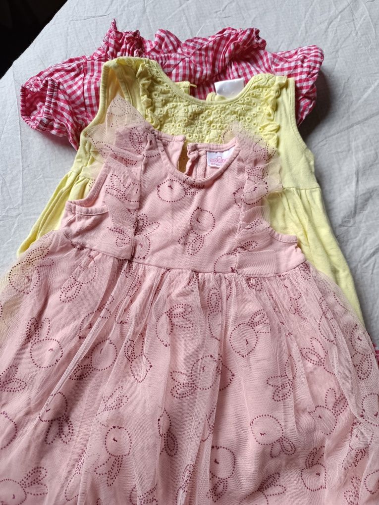Trzy sukienki rozmiar 86
