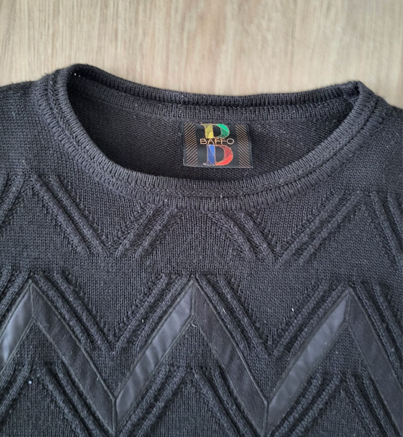 Sweter  Baffo dzianinowy czarny  z ozdobnymi czarnymi aplikacjami