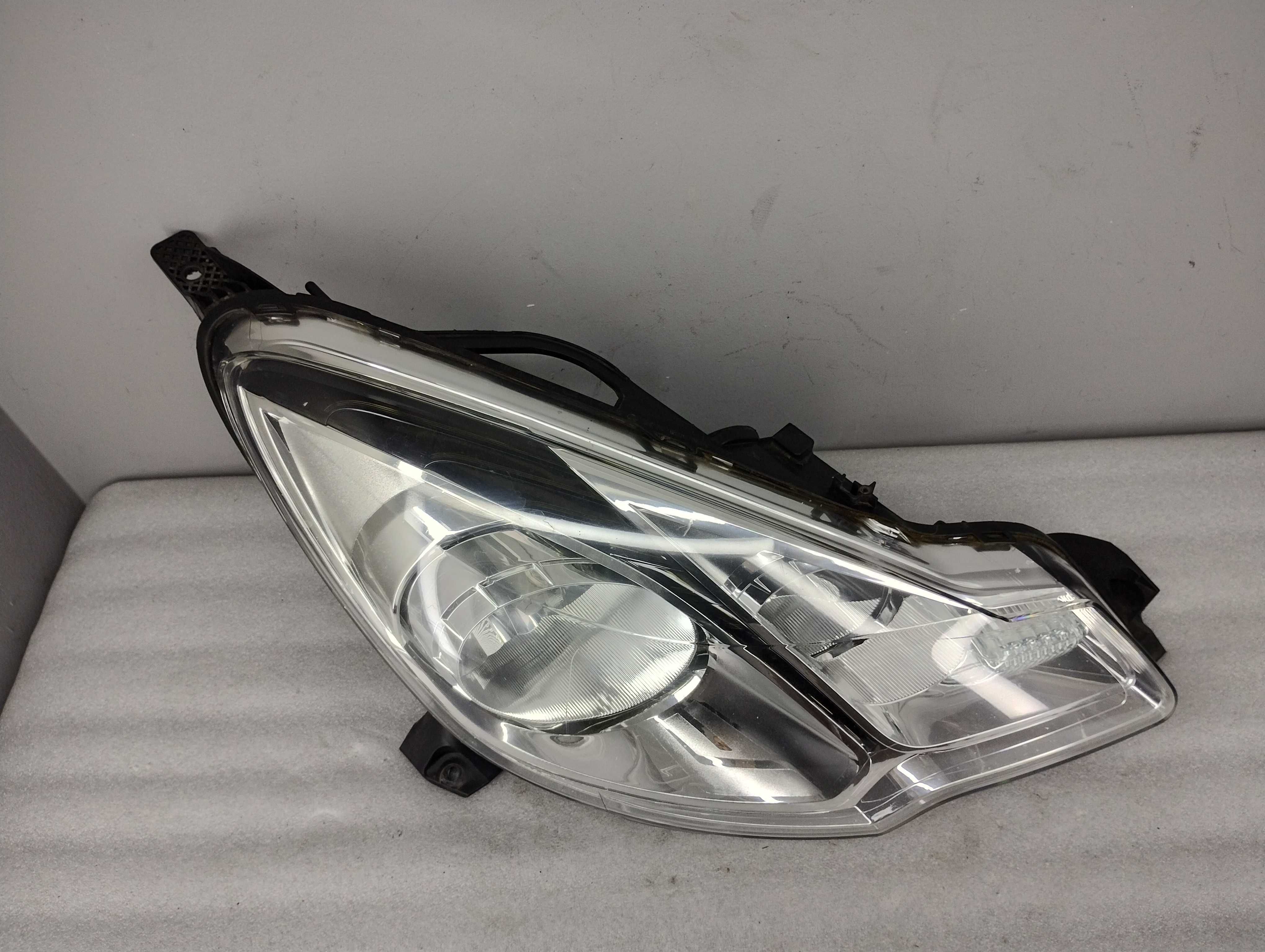 Lampa Reflektor Prawy Citroen C3 II DS3 EU! Czarny dekor