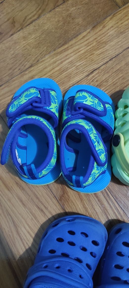 Pack com crocs e sandálias