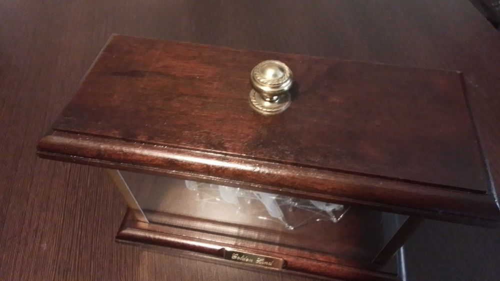 Miniatura de barco em cristal, com expositor em madeira