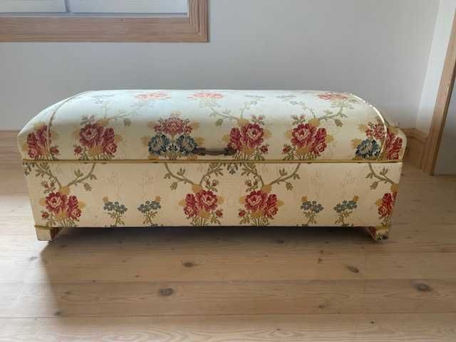 Kufer, pufa tapicerowana ze schowkiem