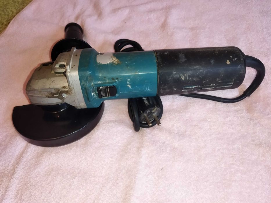Болгарка угловая,шлифмашинка MAKITA 9565CVR.