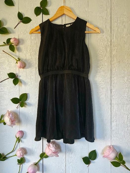 Prążkowana, czarna sukienka z gumką w pasie, dziewczęca