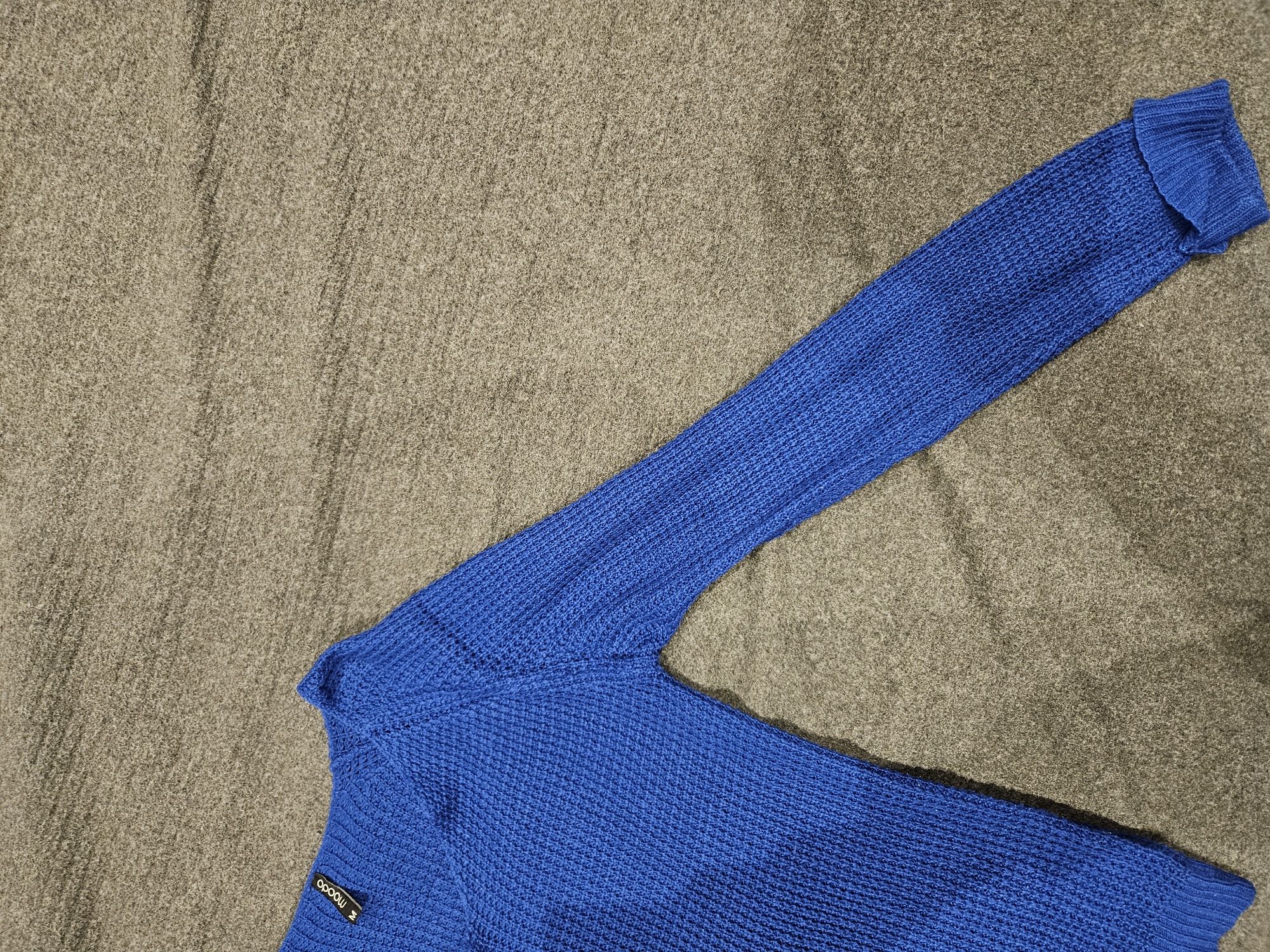 Niebieski sweter zimowy