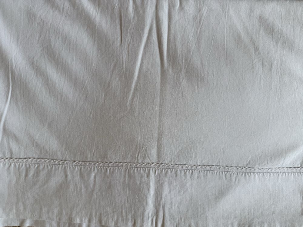 Lençois brancos, de algodão, bordados