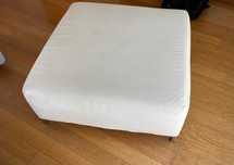 Puff cor branco com pés inox