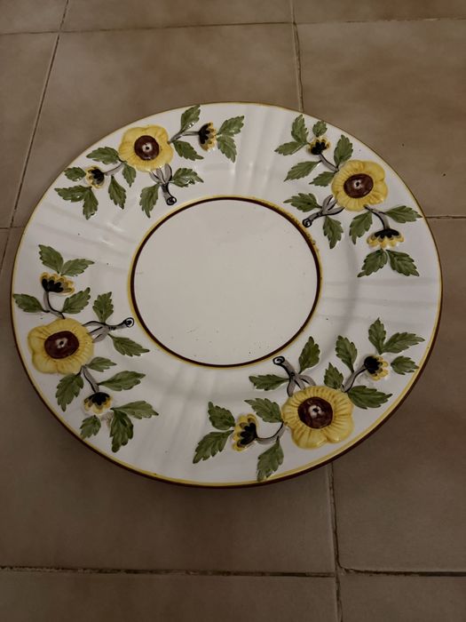 Terrina de sopa com prato e colher