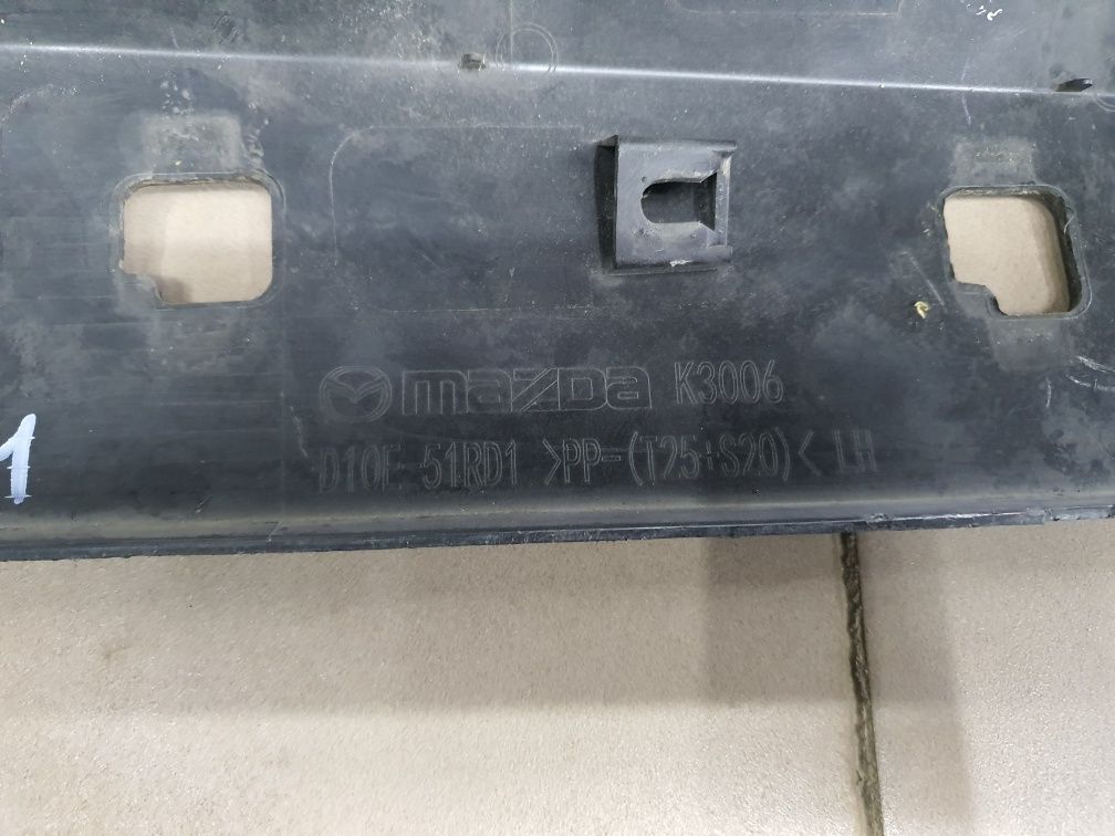D10E-51RD1 накладка дверей Мазда сх-3 14-21 рік