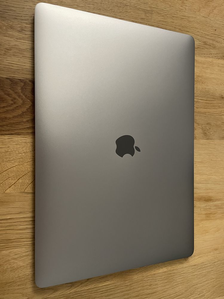 Apple A1707 Macbook PRO 15,4 stan bdb 2017 rok  512 GB
