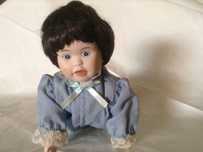 Boneco a gatinhar