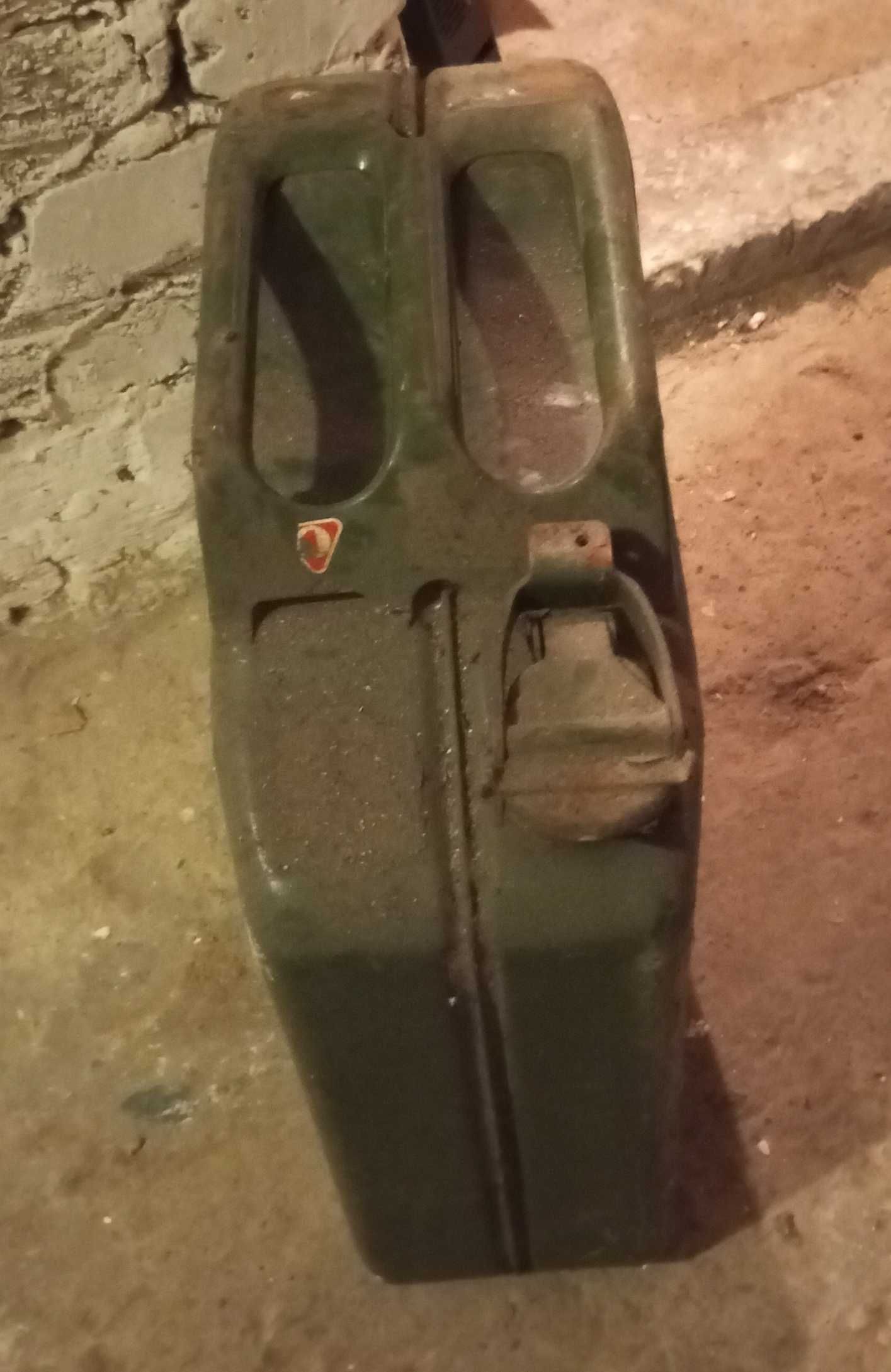 Pojemnik Zbiornik Kanister metalowy na paliwo, pusty