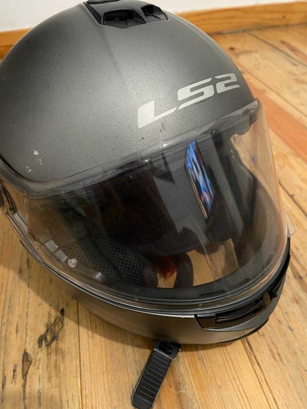 Capacete em bom estado - da marca LS2