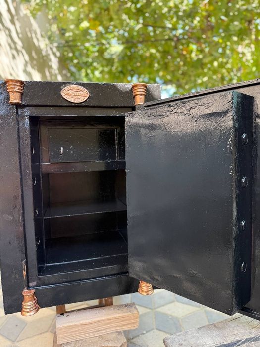 Продам сейф,огне-взломостойкий.