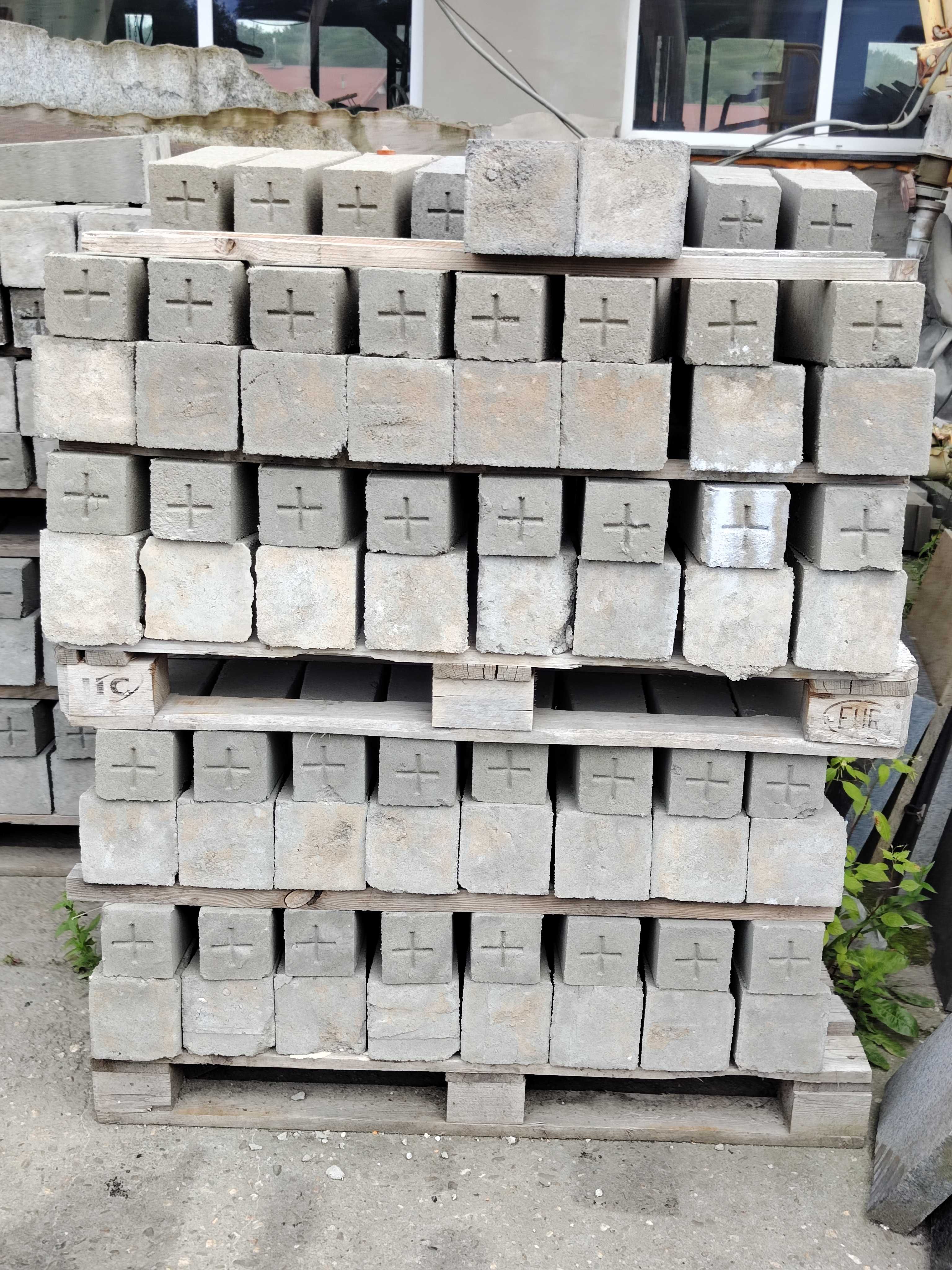 Słupki graniczne betonowe, kamień geodezyjny