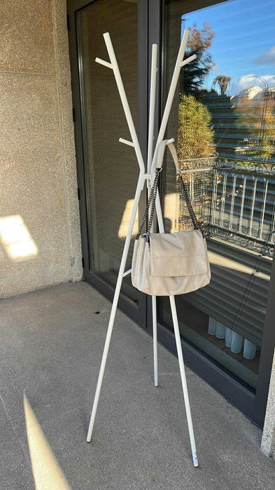 cabide de pé (para chapéus e casacos)