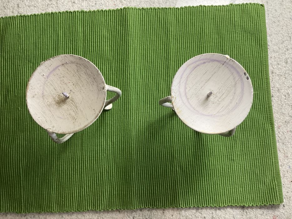 Dois porta velas em bom estado de conservação