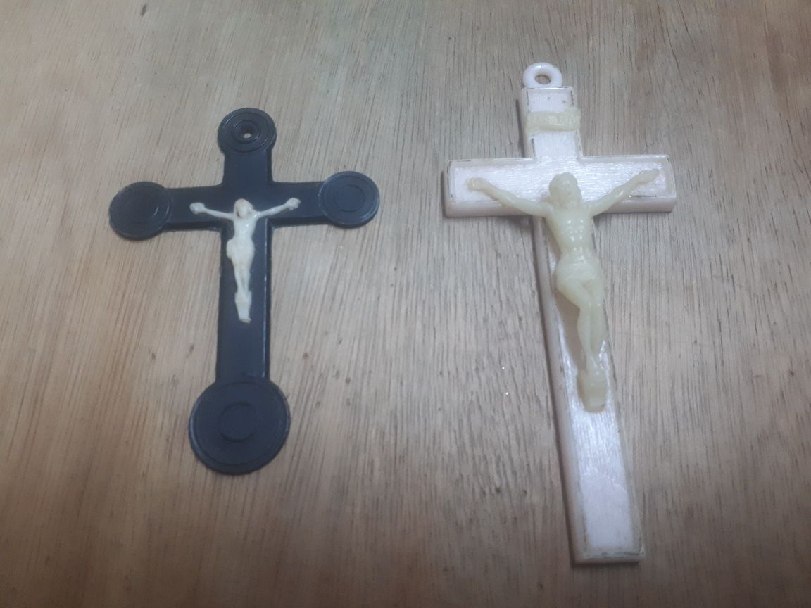 Crucifixos antigos, em baquelite