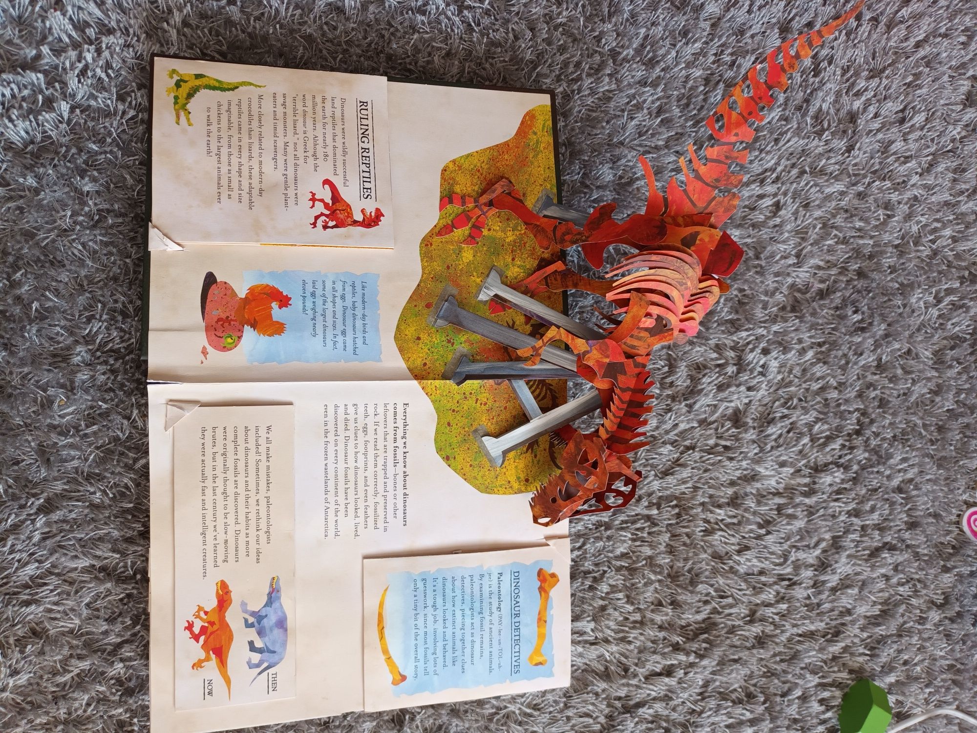 Книга-панорама Роберта Сабуды Динозавры