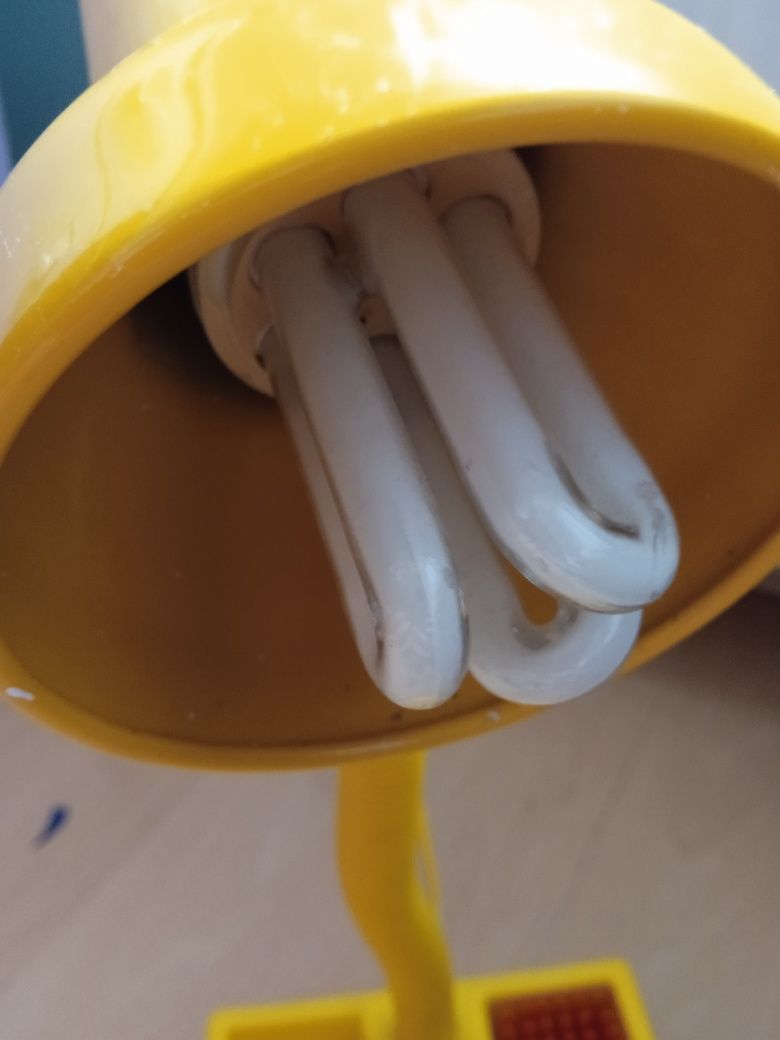 Lampka biurkowa żółta