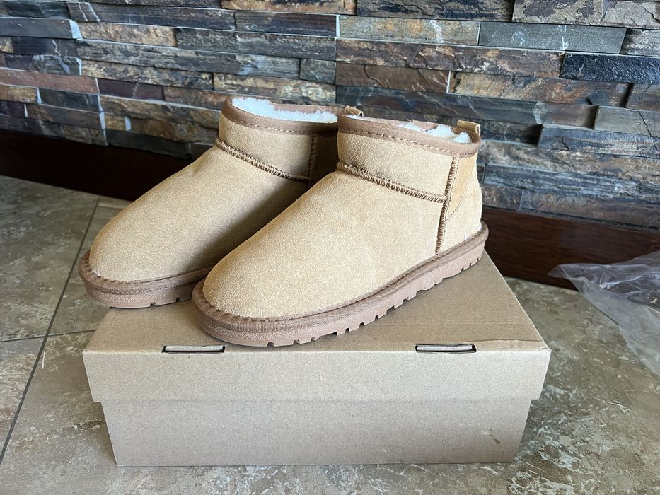 Botas Ugg. Novas sem quslquer uso.  Cor camel e de pelo no interior.