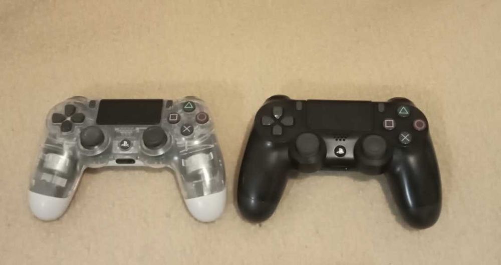 PS4 com 2 jogos e 2 comandos