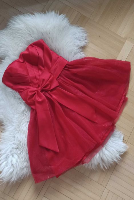 Czerwona sukienka rozkloszowana z kokardą