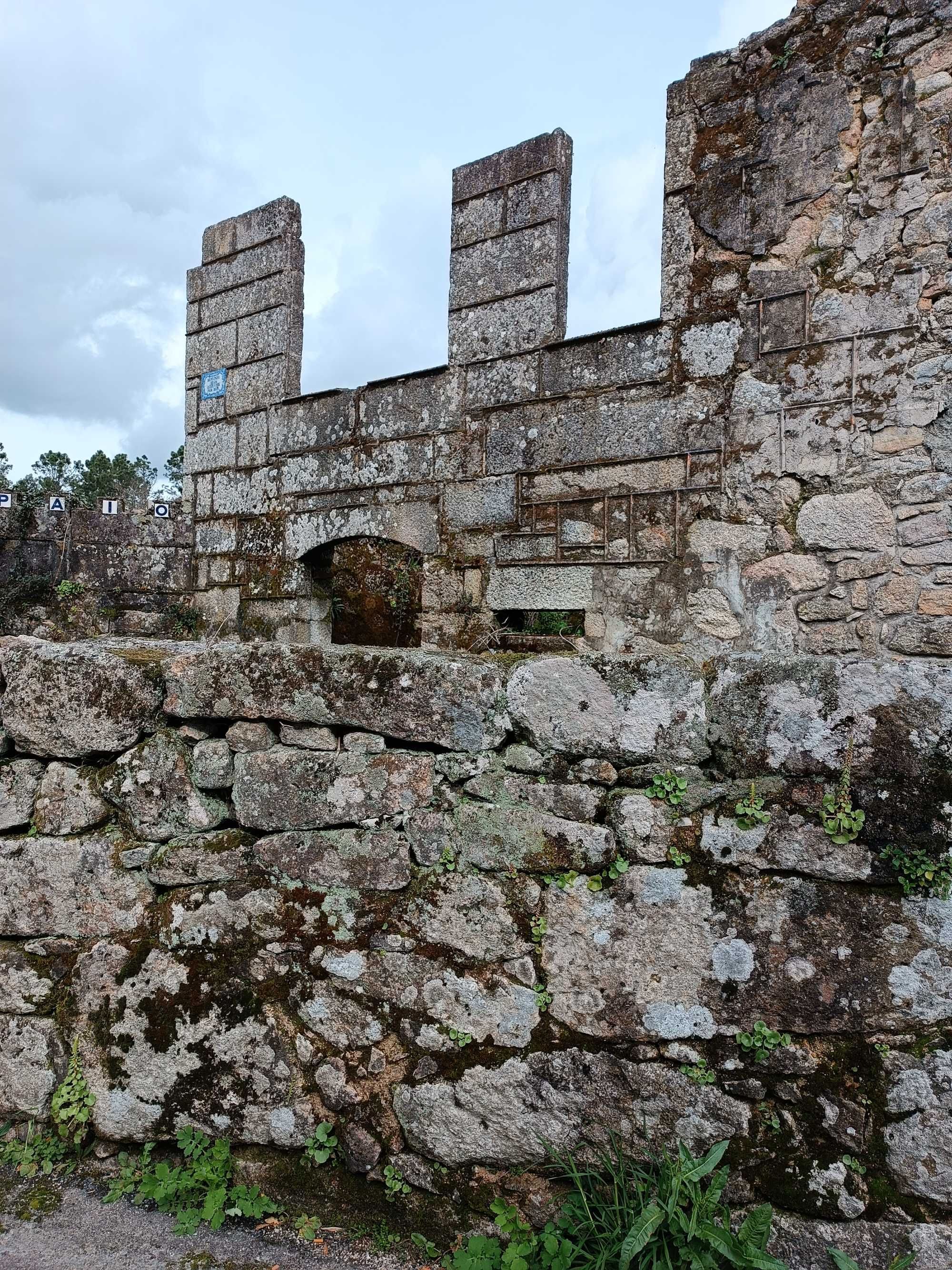 Terreno em Viseu para construção com 2 casas em ruina