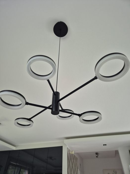 Lampa  ledowa wisząca nad stół w jadalni