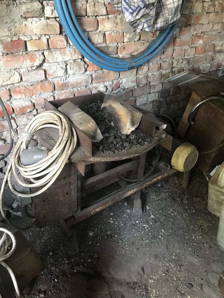 Кузня з наковадлом
